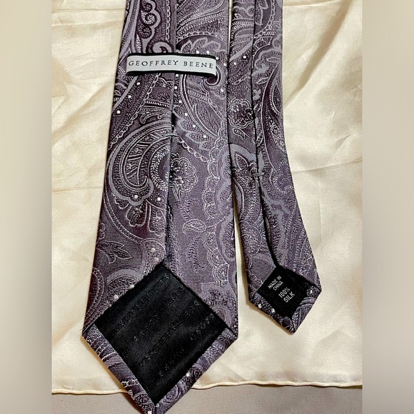 Geoffrey Beene 100% Silk Tie Gray and White Paisley - Picture 2 of 9